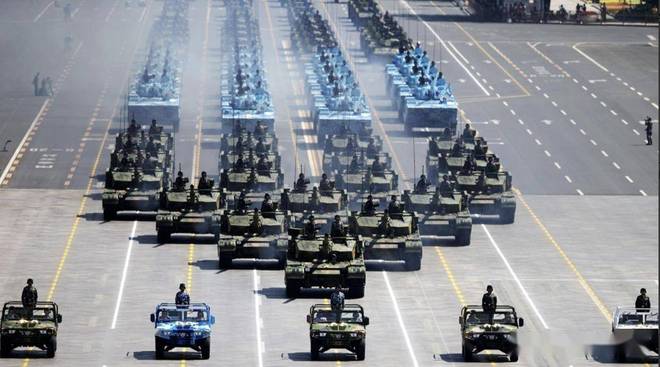 光美国破防了美国阅兵像是战俘开元棋牌中国93大阅兵演练曝(图2)